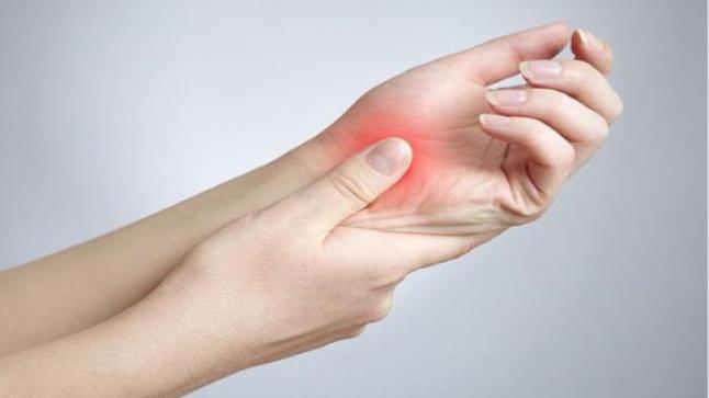 شعور “غريب” في اليد قد يشير إلى نقص فيتامين هام في الجسم